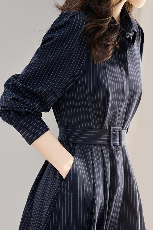 Dunkelblau gestreiftes Kleid