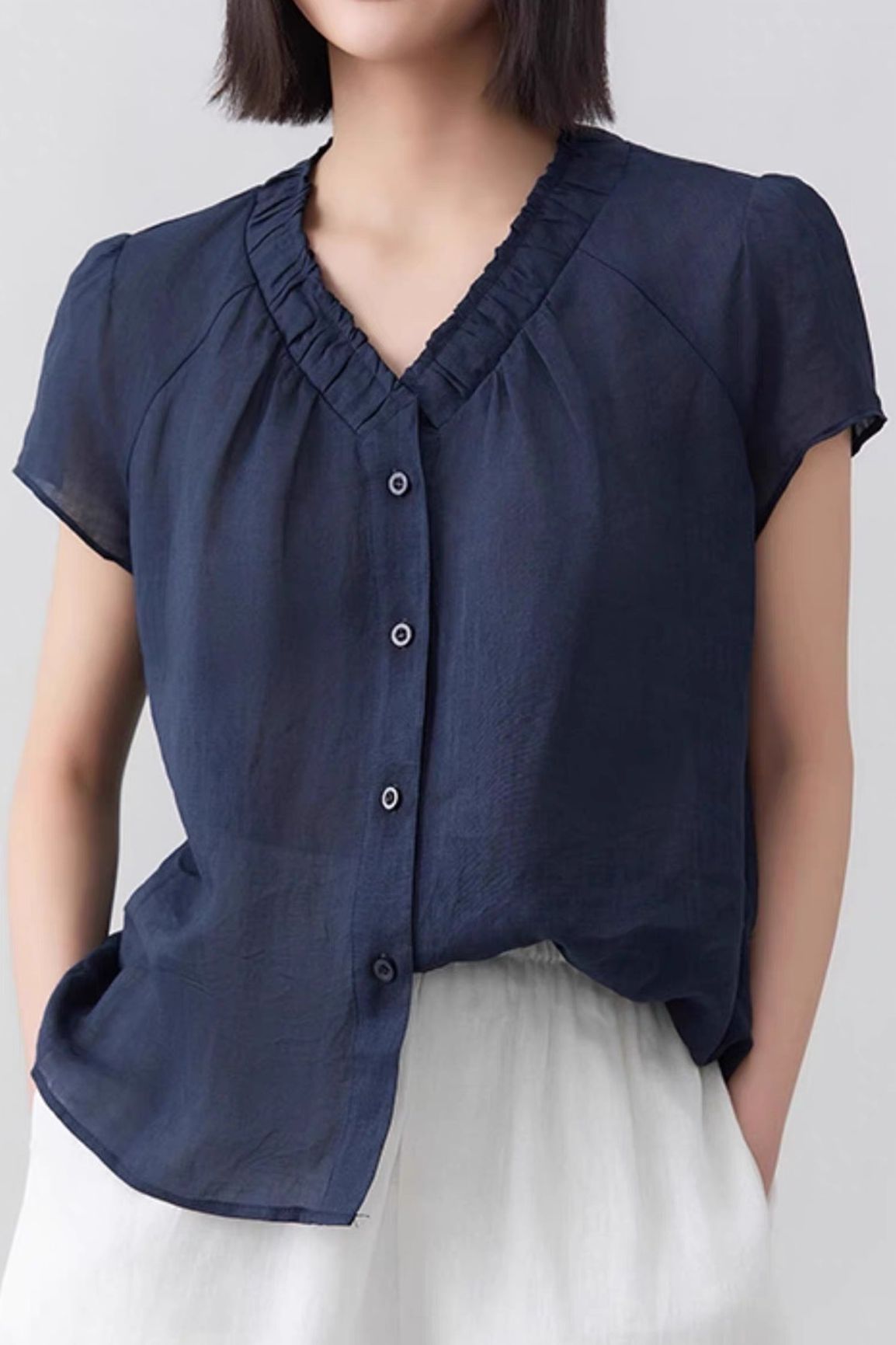 Lässiges V-Ausschnitt, gathered lockeres Hemd.