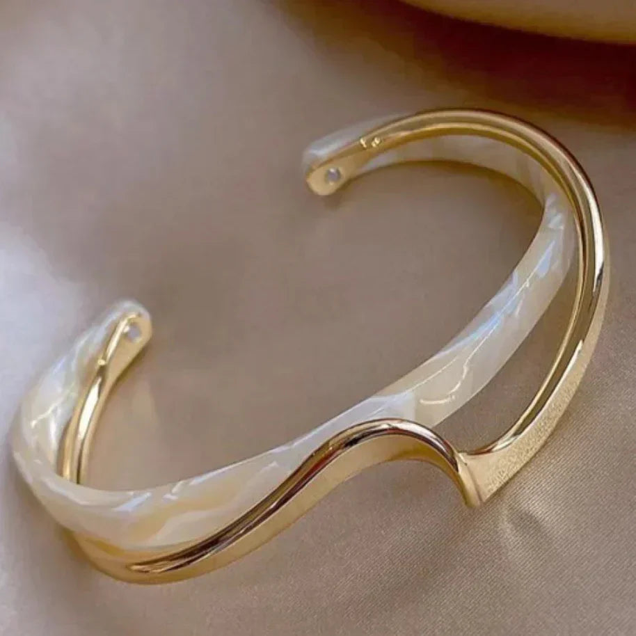 Frieda| Elegantes Goldenes Armband mit Weißem Opal